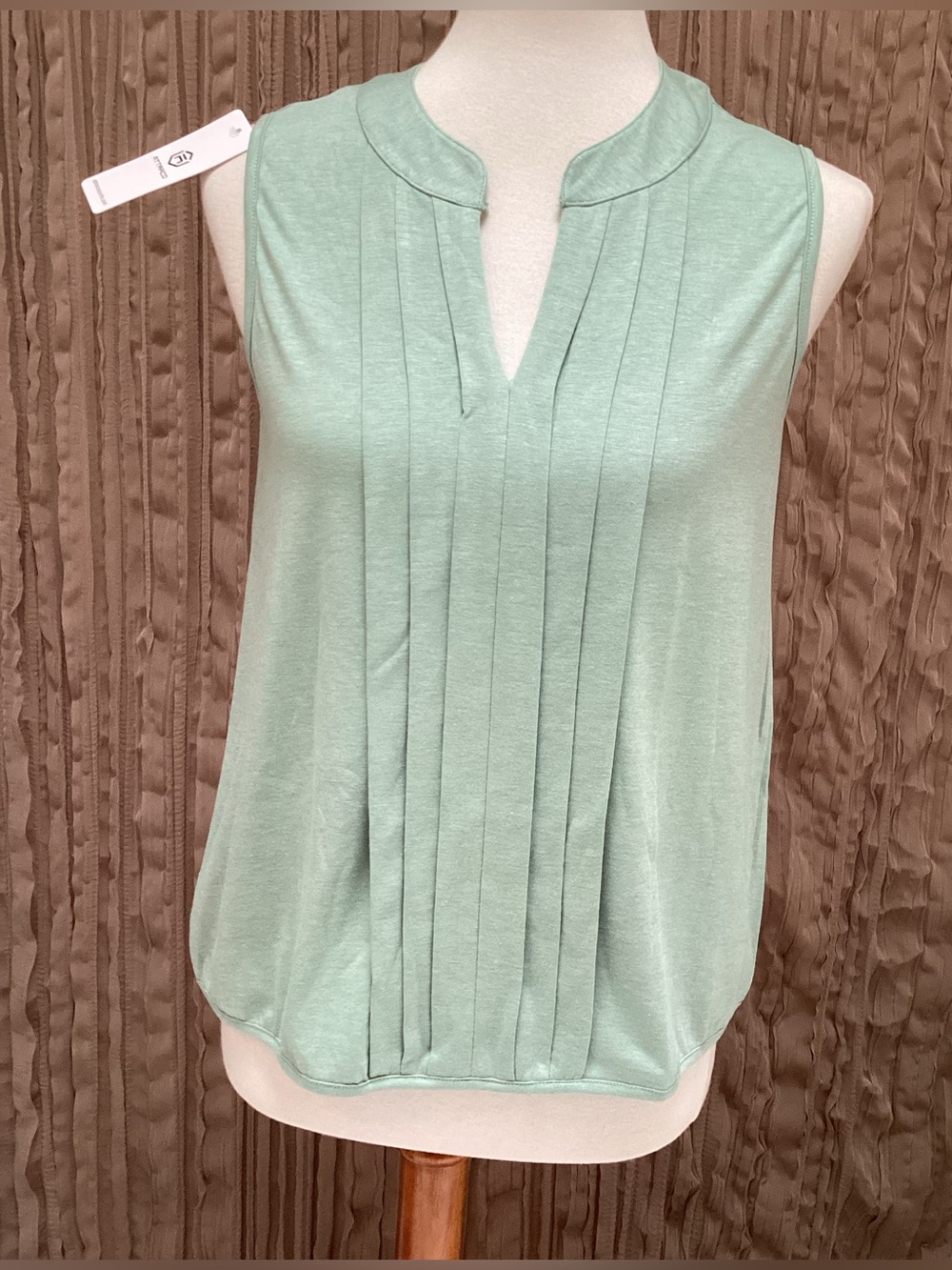 Soft Mint Green Sleeveless tee, pleats down full front, V neck, stretchy, Med